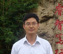 Лиу: Кујинг Нормал Университи Професор математике и информатике